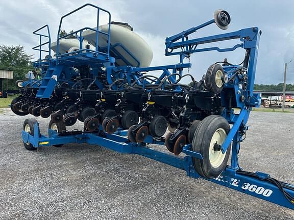 Image of Kinze 3600 equipment image 3