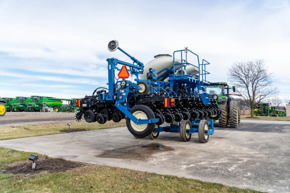 Image of Kinze 3600 equipment image 4