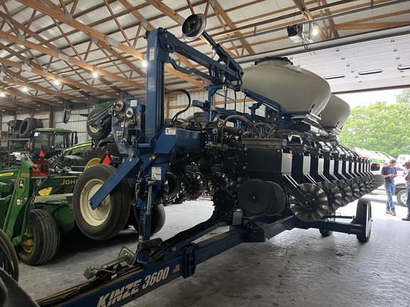 Image of Kinze 3600 equipment image 1