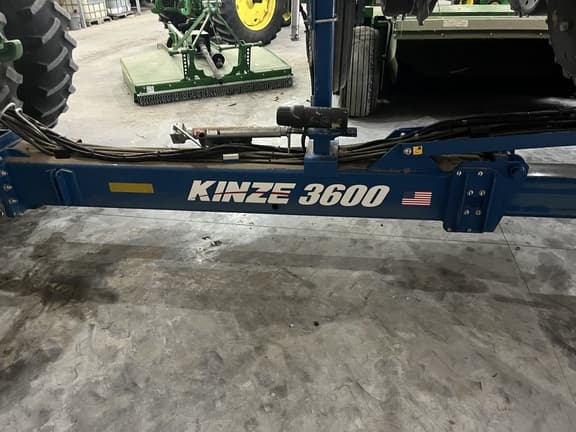 Image of Kinze 3600 equipment image 4