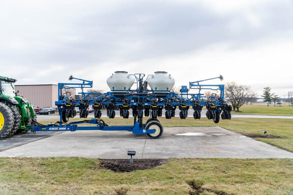 Image of Kinze 3600 equipment image 1