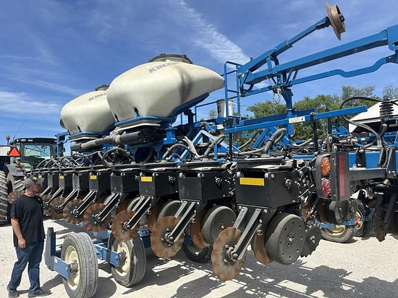 Image of Kinze 3600 equipment image 2