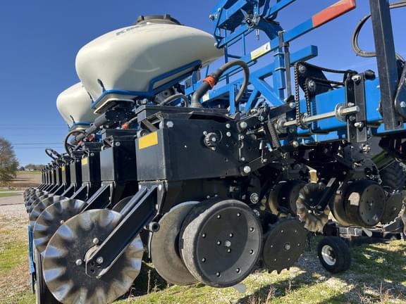 Image of Kinze 3600 equipment image 2