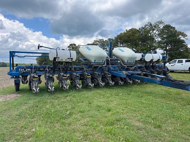 Image of Kinze 3660 equipment image 1