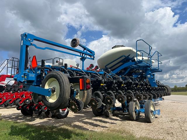 Image of Kinze 3660 equipment image 2