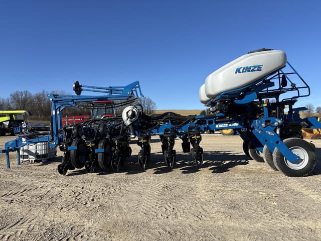 Image of Kinze 4900 equipment image 1