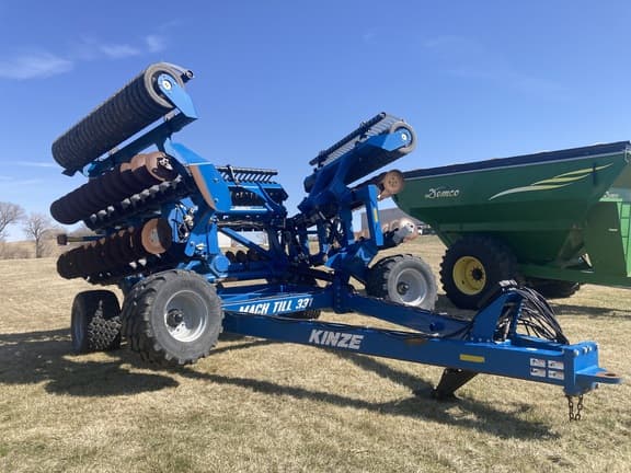 Image of Kinze Mach Till 331 equipment image 2