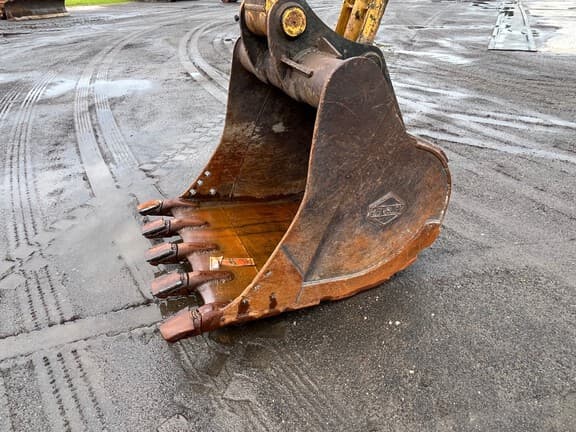Image of Komatsu PC240LC equipment image 4