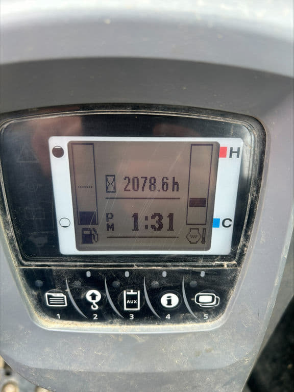 Image of Kubota KX040-4 equipment image 4