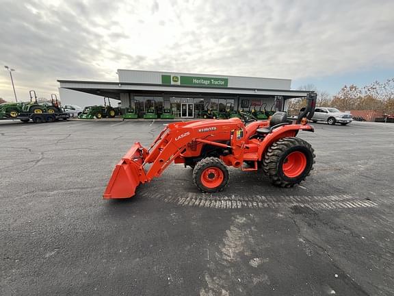 Image of Kubota L3301 equipment image 4