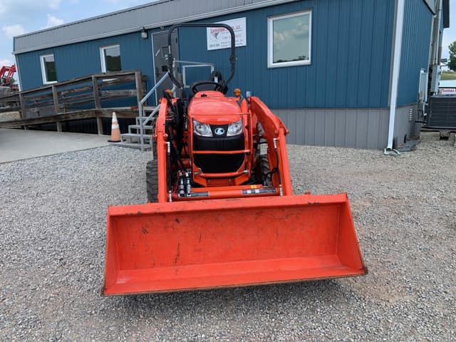 Image of Kubota L3301D equipment image 4