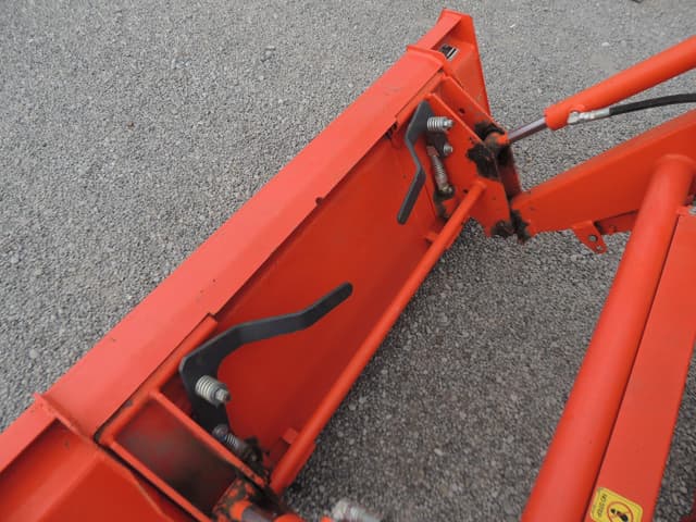 Image of Kubota L3901HST equipment image 4