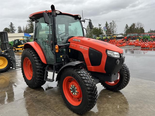 Image of Kubota M5-091 equipment image 3