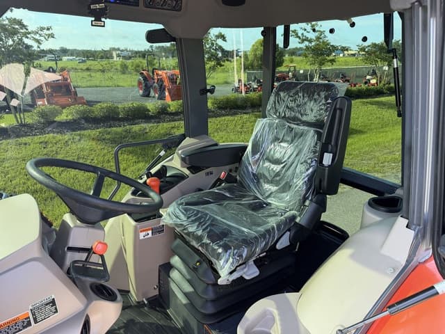 Image of Kubota M6060 equipment image 4