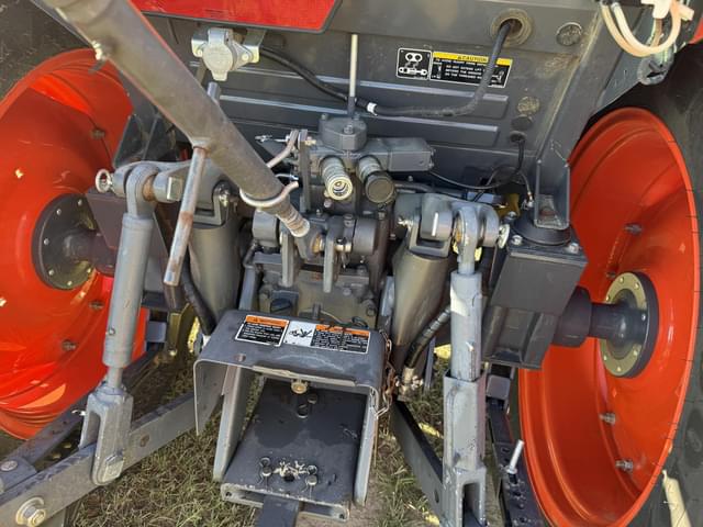 Image of Kubota M7060 equipment image 4