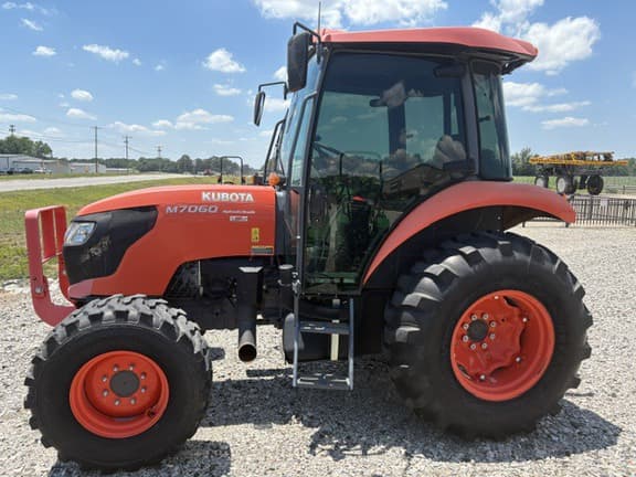 Image of Kubota M7060 equipment image 4