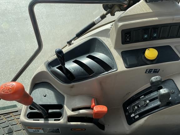 Image of Kubota M7060 equipment image 4