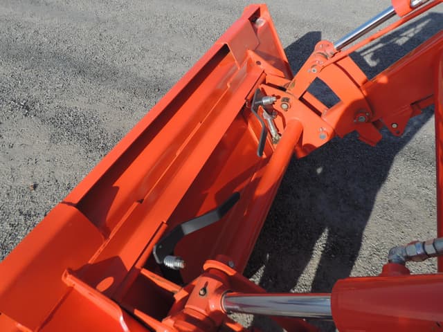 Image of Kubota M7060HDC equipment image 4