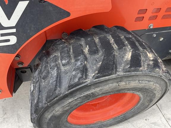 Image of Kubota SSV75 equipment image 2