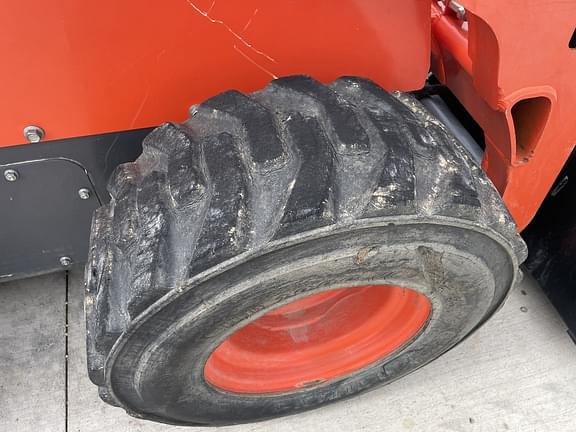 Image of Kubota SSV75 equipment image 3