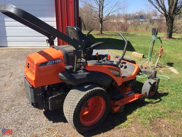Image of Kubota ZD1211 equipment image 2