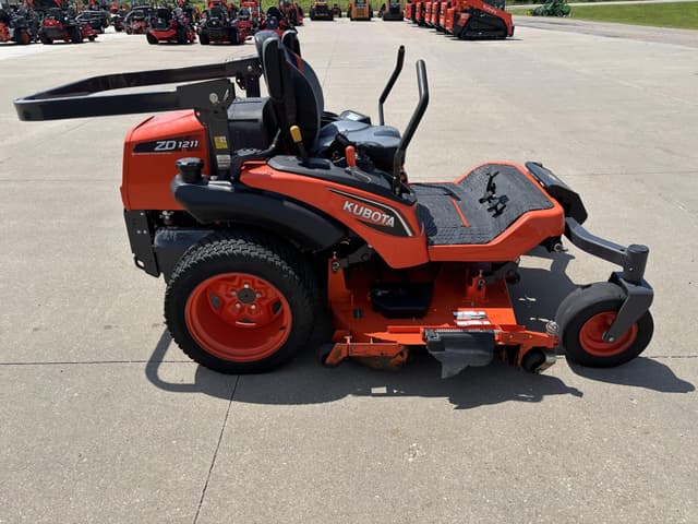 Image of Kubota ZD1211L equipment image 4