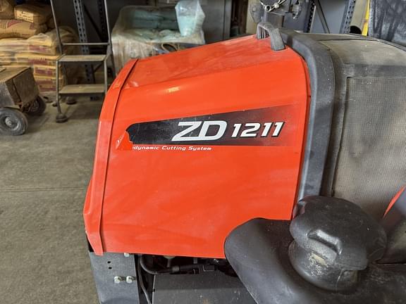 Image of Kubota ZD1211L equipment image 4