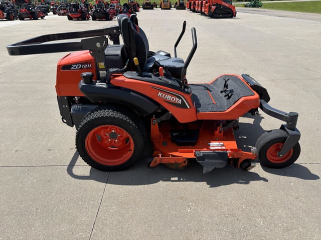 Image of Kubota ZD1211L equipment image 4