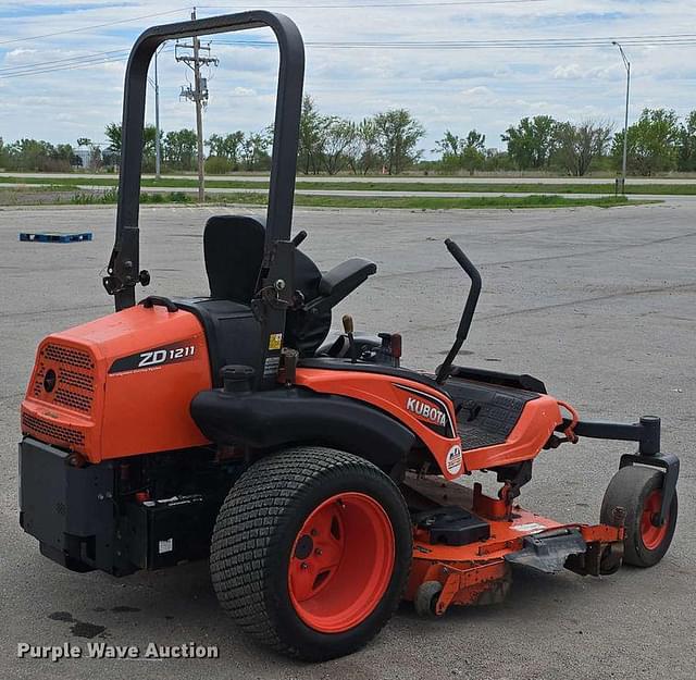 Image of Kubota ZD1211L equipment image 4