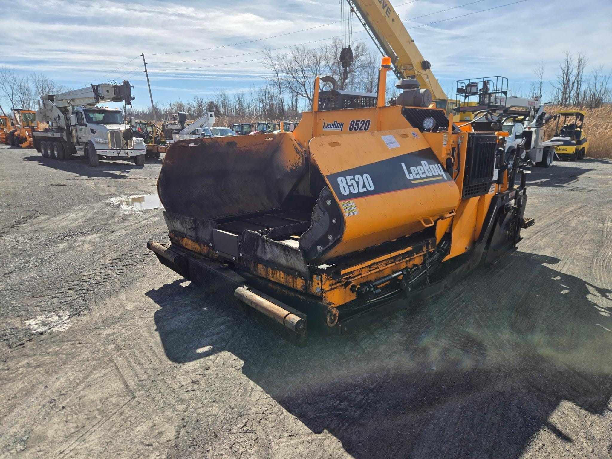 2019 LeeBoy 8520 Equipment Image0