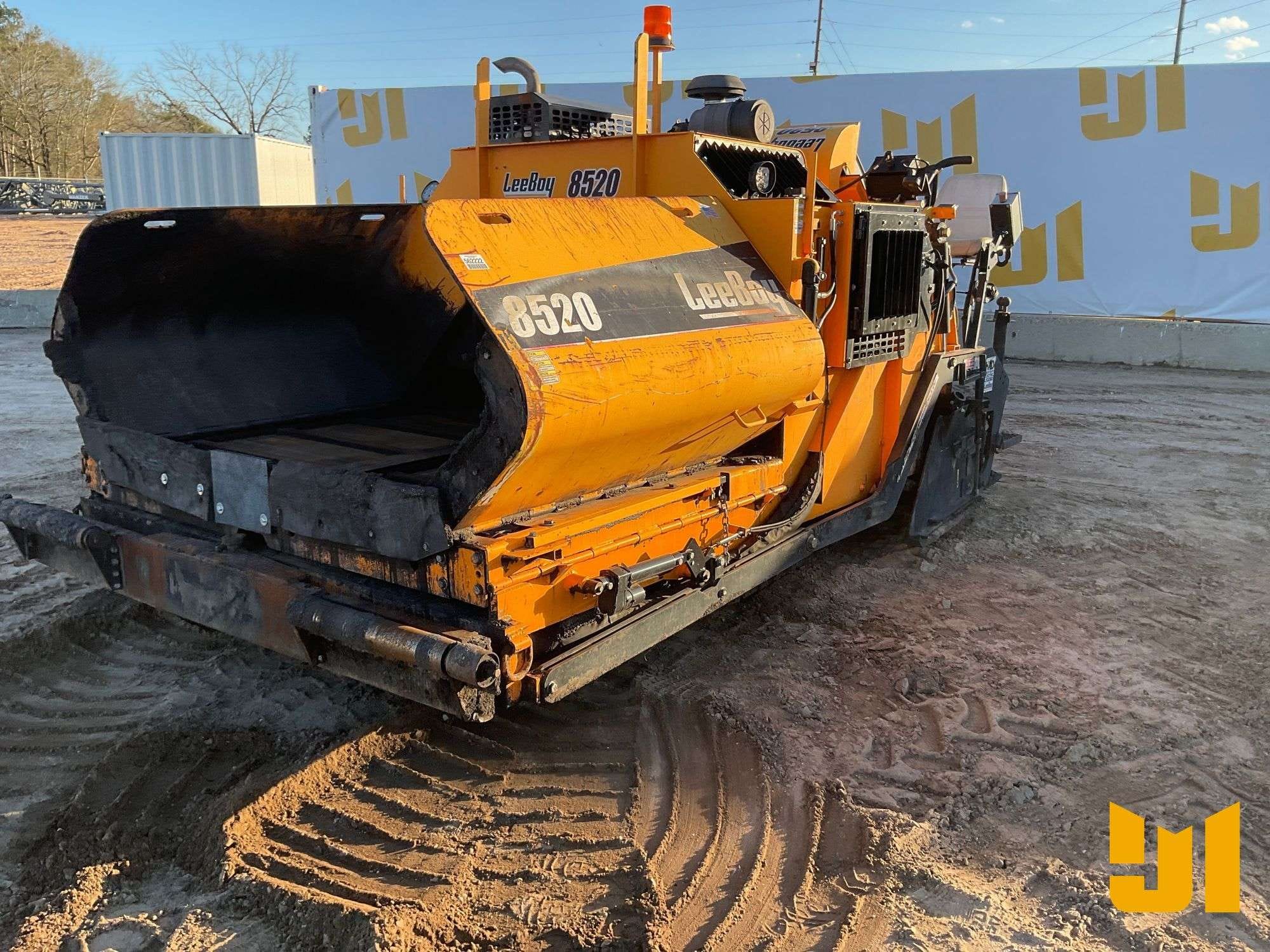 2019 LeeBoy 8520 Equipment Image0