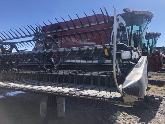 Main image MacDon D135