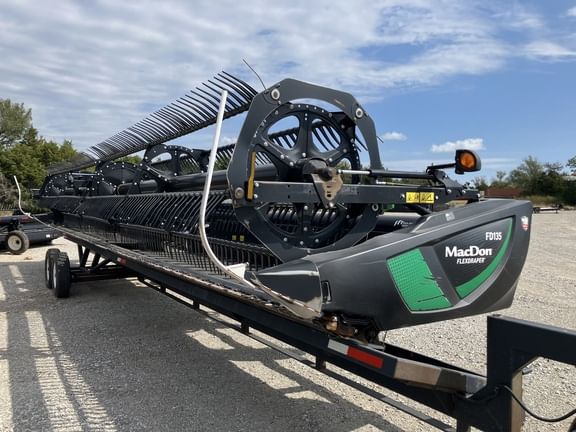 2019 MacDon FD135 Equipment Image0