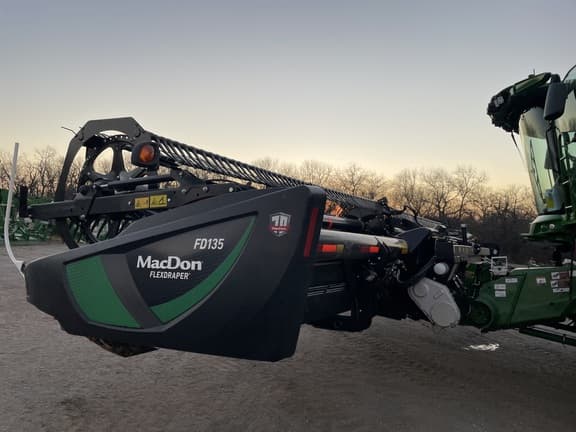 Image of MacDon FD135 equipment image 2