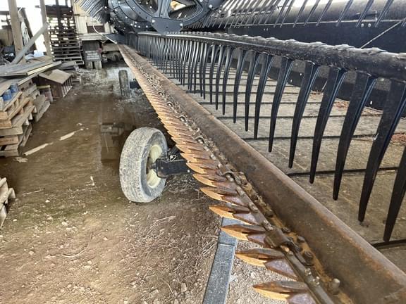 Image of MacDon FD135 equipment image 3