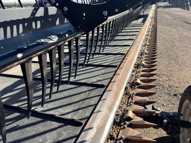 Image of MacDon FD140 equipment image 4