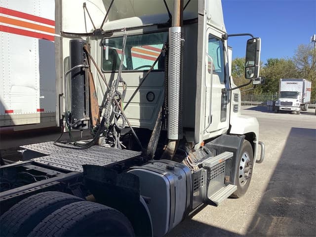 Image of Mack Anthem equipment image 3