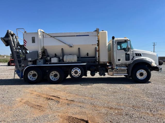 Image of Mack GR64B equipment image 3