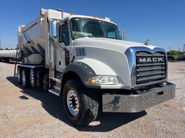 Image of Mack GR64B equipment image 2