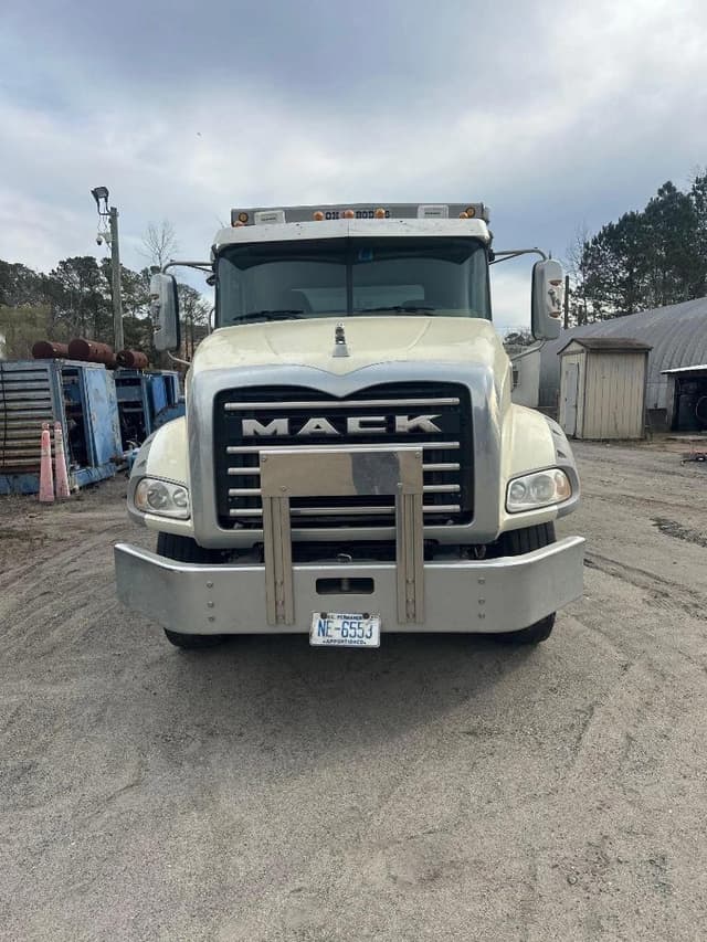Image of Mack GR64B equipment image 1