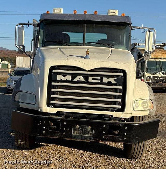 Image of Mack GR64B equipment image 1