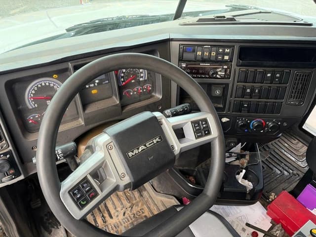 Image of Mack GR64F equipment image 4