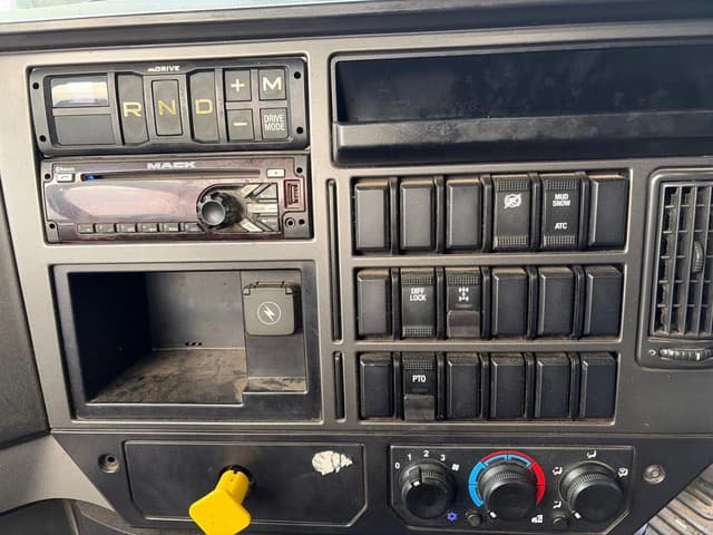 Image of Mack GR64F equipment image 1