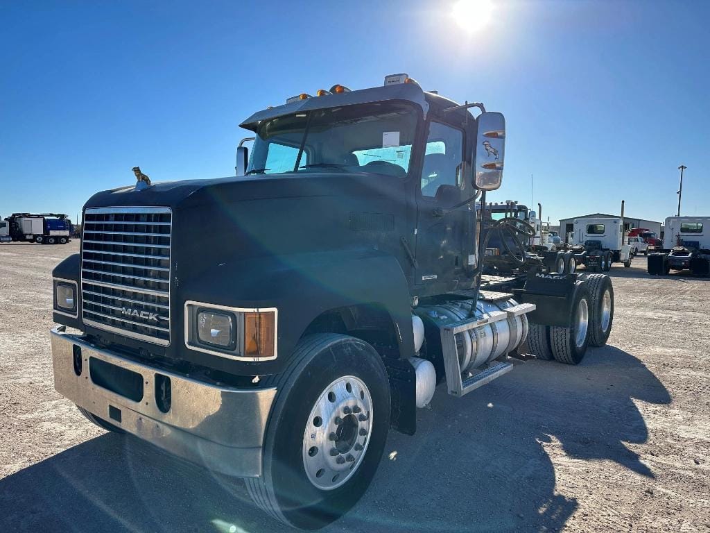 Main image Mack P164T