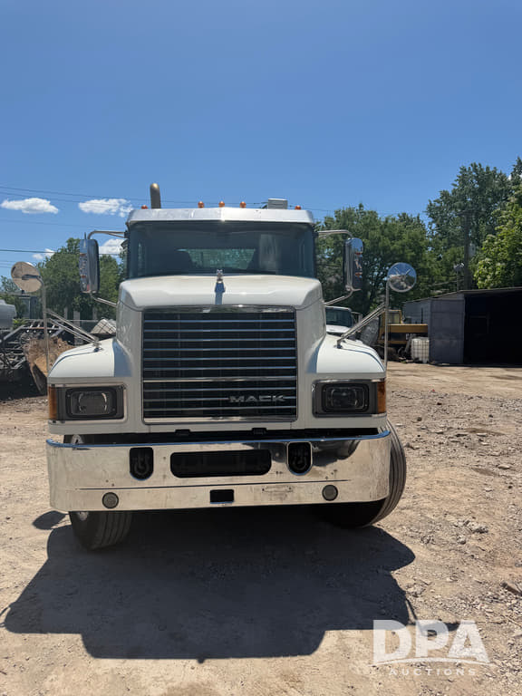 Image of Mack Pinnacle equipment image 3