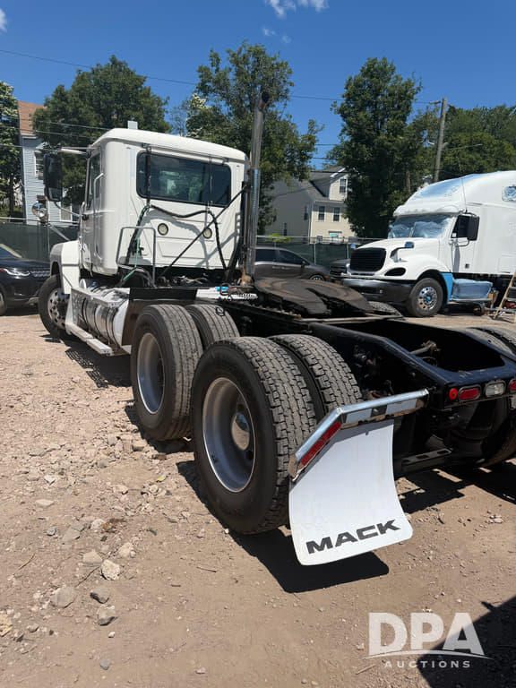 Image of Mack Pinnacle equipment image 2