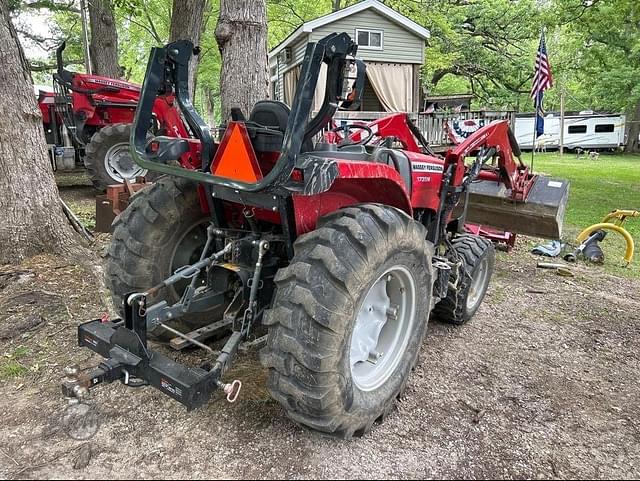 Image of Massey Ferguson 1735M equipment image 4