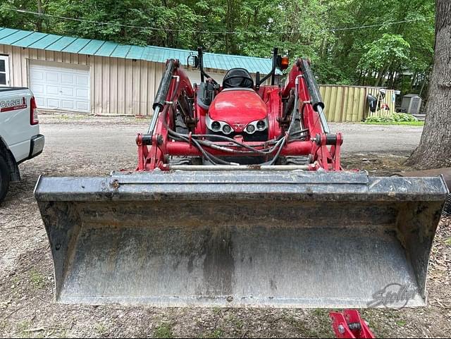 Image of Massey Ferguson 1735M equipment image 2