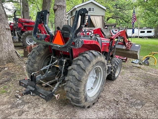 Image of Massey Ferguson 1735M equipment image 4