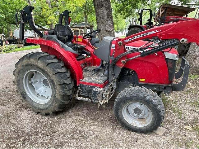 Image of Massey Ferguson 1735M equipment image 3